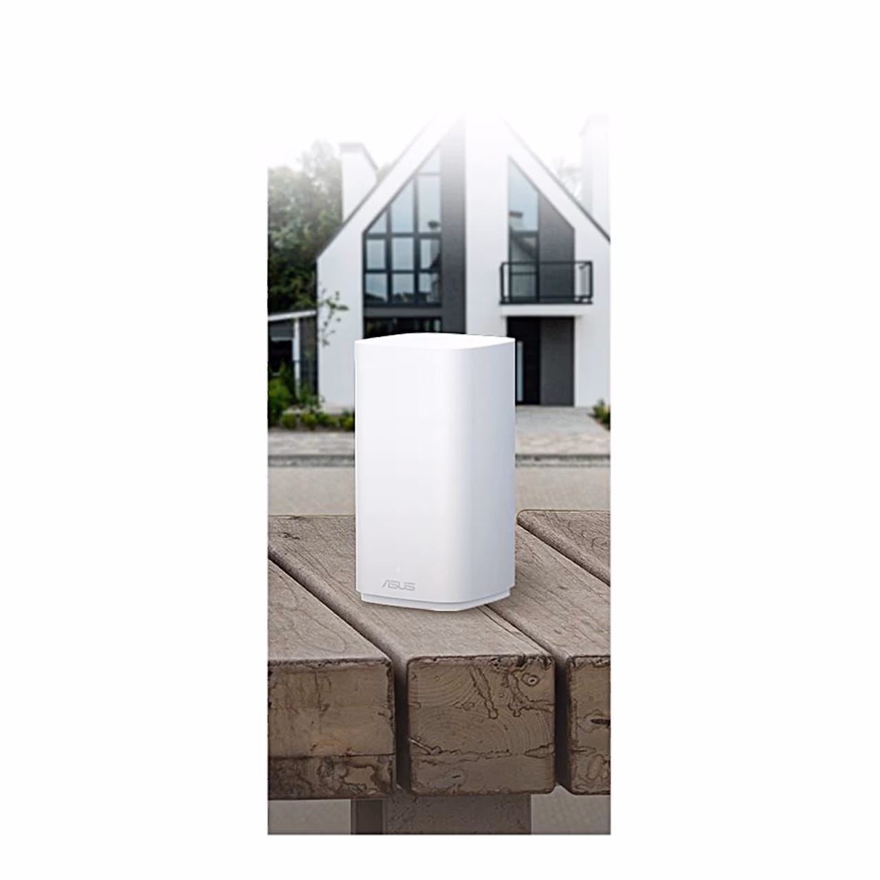 ASUS ZenWiFi BD4 Outdoor seisab maja ees puidust terrassil