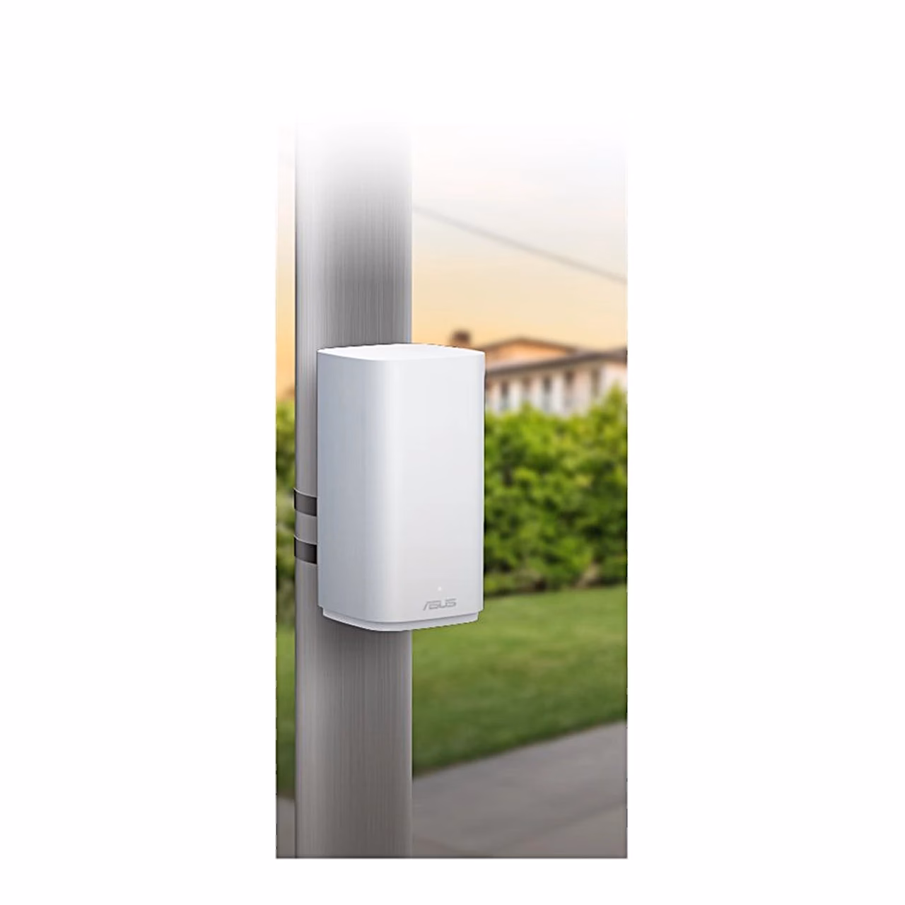 Aias postile paigaldatud ASUS BD4 Outdoor mesh wifi seade päikeseloojangul