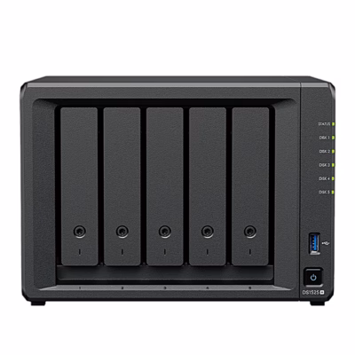 Synology DS1525+ võrguketas otse eest, viis kettasahtlit ja märgutuled