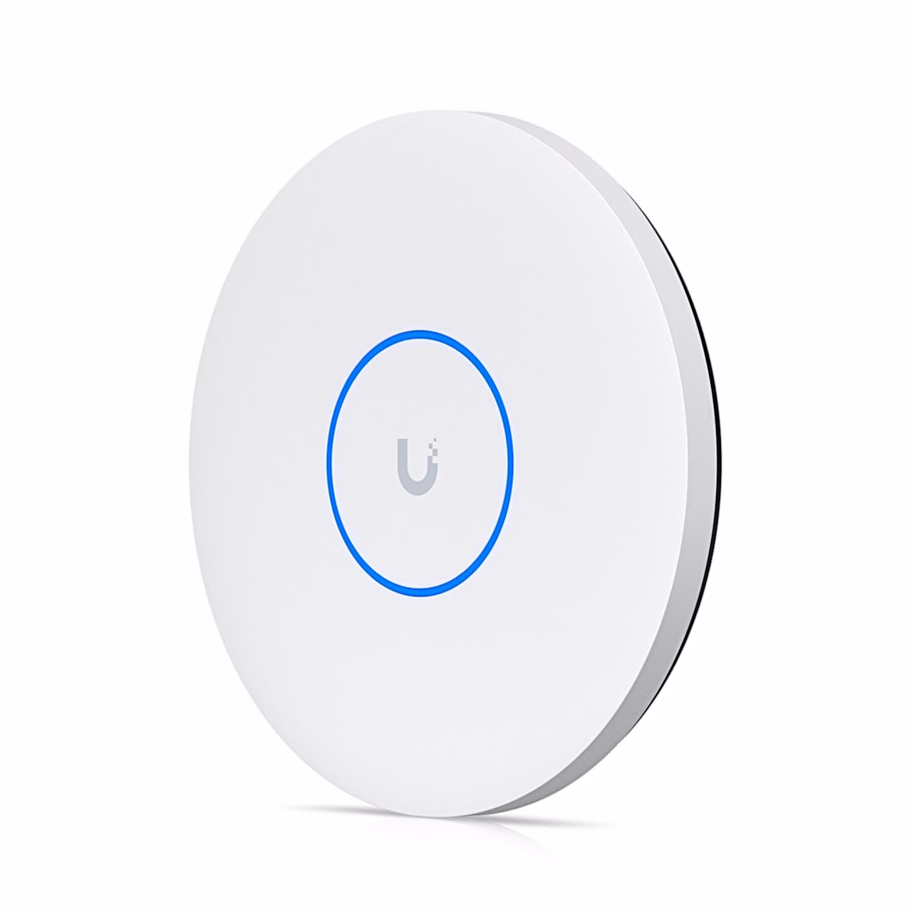 Ubiquiti UniFi U7-Pro-XG WiFi-saatja valge esipaneeliga viltu eestvaates