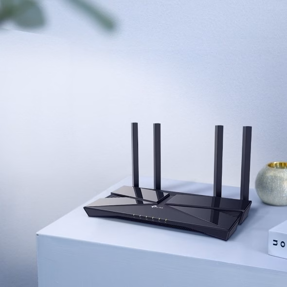 Archer AX23 Wi-Fi 6 ruuter heledal riiulil sinaka seina ees