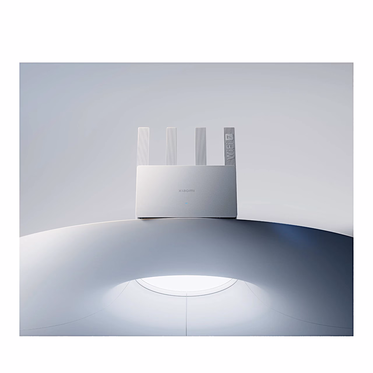 Xiaomi BE3600 püstiasendis ruuter heledal kaarjal pinnal