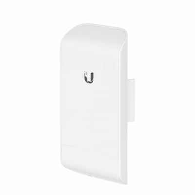 WiFi-sild Ubiquiti NanoStation locoM5 valges korpuses viltu eestvaates
