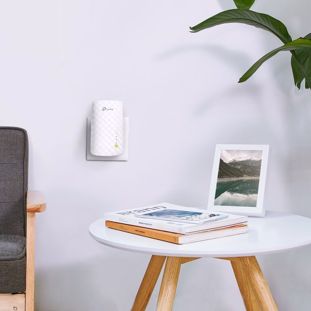 Seinapistikupessa ühendatud TP-Link RE200 elutoas laua kohal